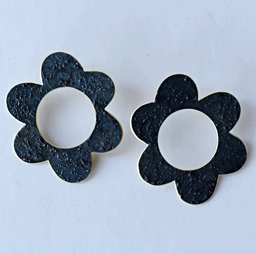 flora earrings - black