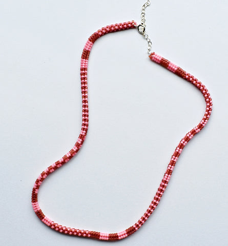 narrow patterns necklace - maroon and pink *