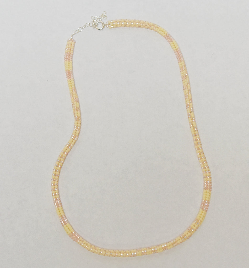 narrow patterns necklace - pink and creme