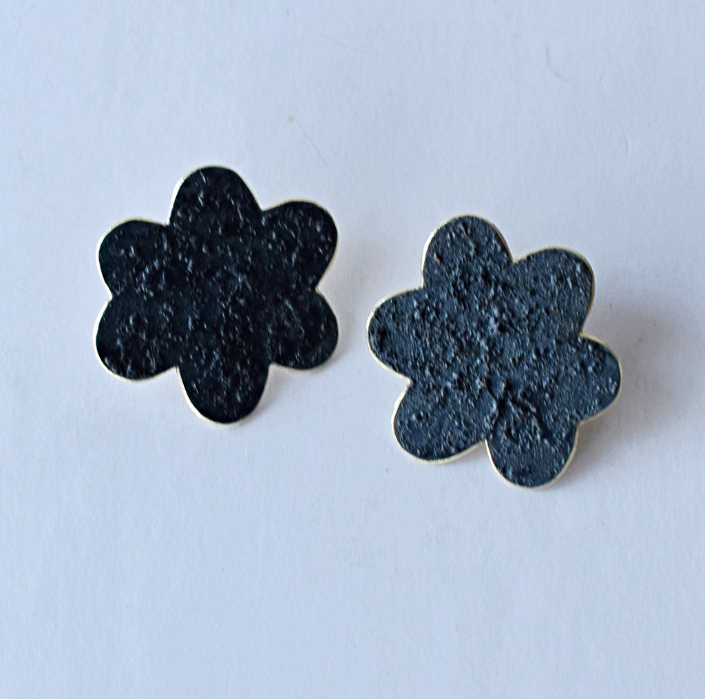 flora bud earrings - black