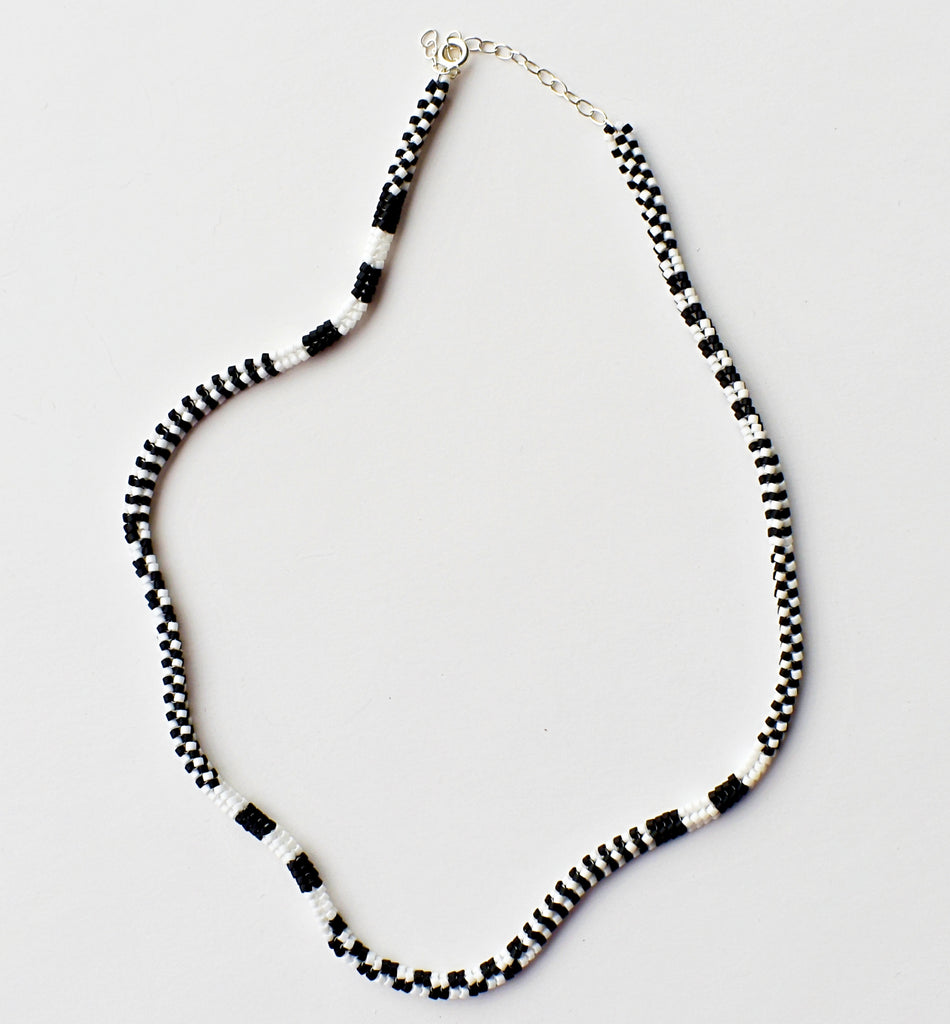 narrow patterns necklace - black and white